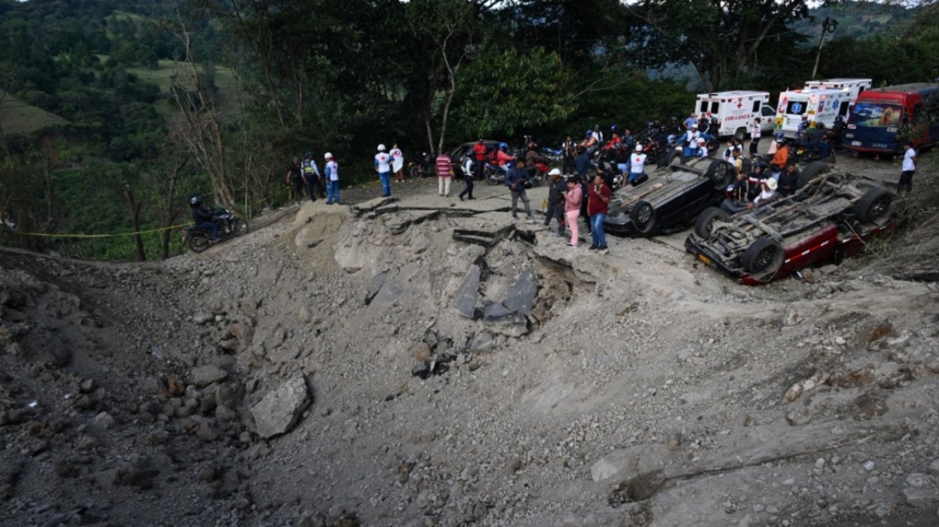 Βομβιστική επίθεση με 14 νεκρούς στην Κολομβία, άνοιξε κρατήρας στον δρόμο από την ισχυρή έκρηξη