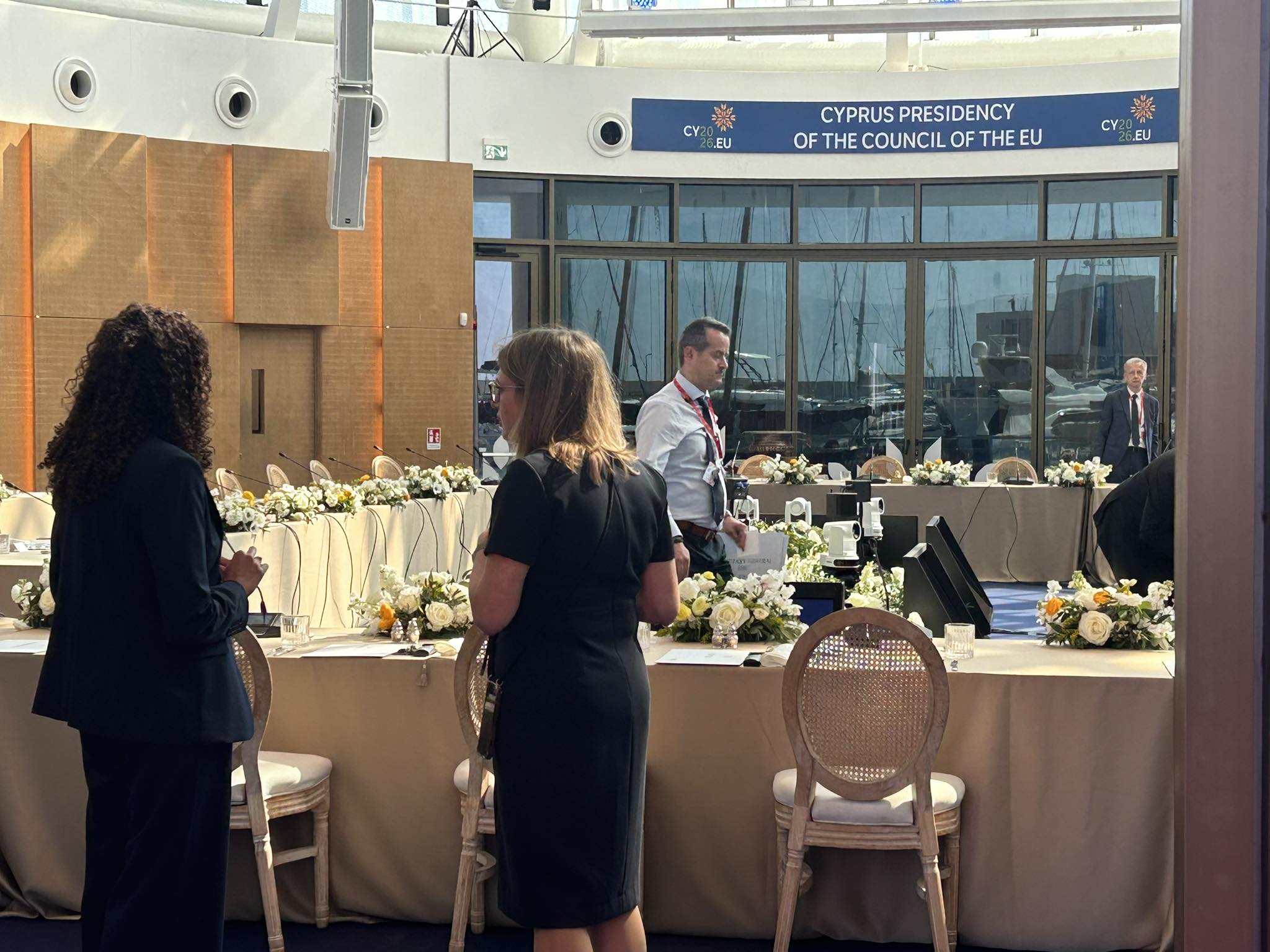 ΦΩΤΟ: Λευκά και κίτρινα λουλούδια στο Δείπνο της Άτυπης Συνόδου, τι περιλαμβάνει το μενού