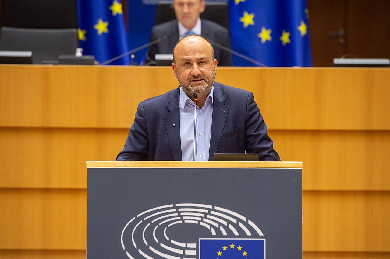 Παρουσιάζει τα αποτελέσματα των εξετάσεων στις συσκευές του ο Δημήτρης Παπαδάκης