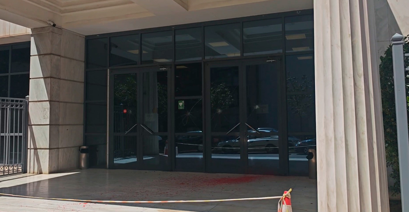 Τρεις συλλήψεις για την επίθεση με βαριοπούλες και μπογιές στο Εφετείο Αθηνών