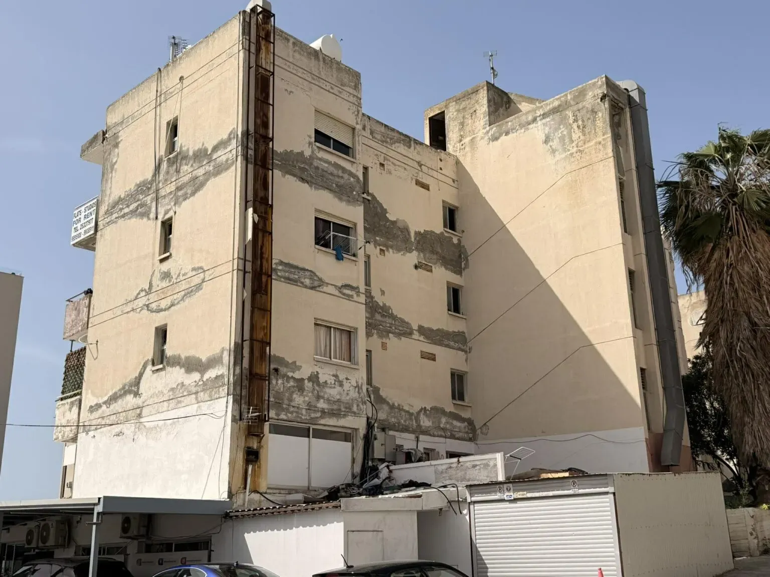 SOS Δήμαρχου Λευκάρων για επικίνδυνες οικοδομές: «Θα αναγκαστούμε να πάρουμε το Νόμο στα χέρια μας»