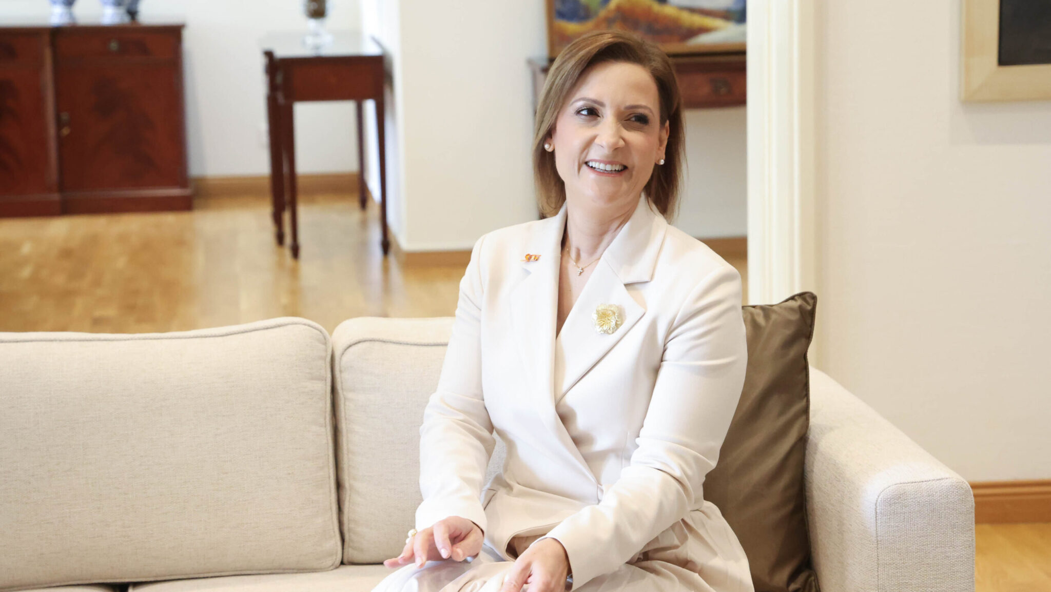 Πήρε προαγωγή σε Πρέσβειρα: Η ανακοίνωση της Επιτροπής Δημόσιας Υπηρεσίας για την Πρώτη Κυρία