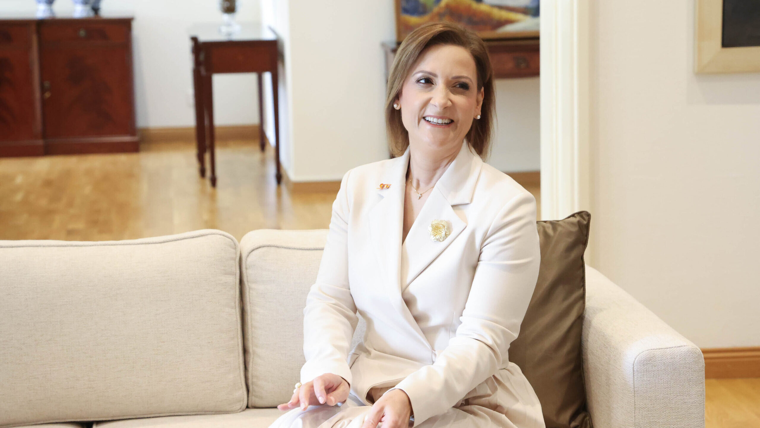 &Pi;ή&rho;&epsilon; &pi;&rho;&omicron;&alpha;&gamma;&omega;&gamma;ή &sigma;&epsilon; &Pi;&rho;έ&sigma;&beta;&eta;: &Eta; &alpha;&nu;&alpha;&kappa;&omicron;ί&nu;&omega;&sigma;&eta; &tau;&eta;&sigmaf; &Epsilon;&pi;&iota;&tau;&rho;&omicron;&pi;ή&sigmaf; &Delta;&eta;&mu;ό&sigma;&iota;&alpha;&sigmaf; &Upsilon;&pi;&eta;&rho;&epsilon;&sigma;ί&alpha;&sigmaf; &gamma;&iota;&alpha; &tau;&eta;&nu; &Phi;&iota;&lambda;ί&pi;&pi;&alpha;