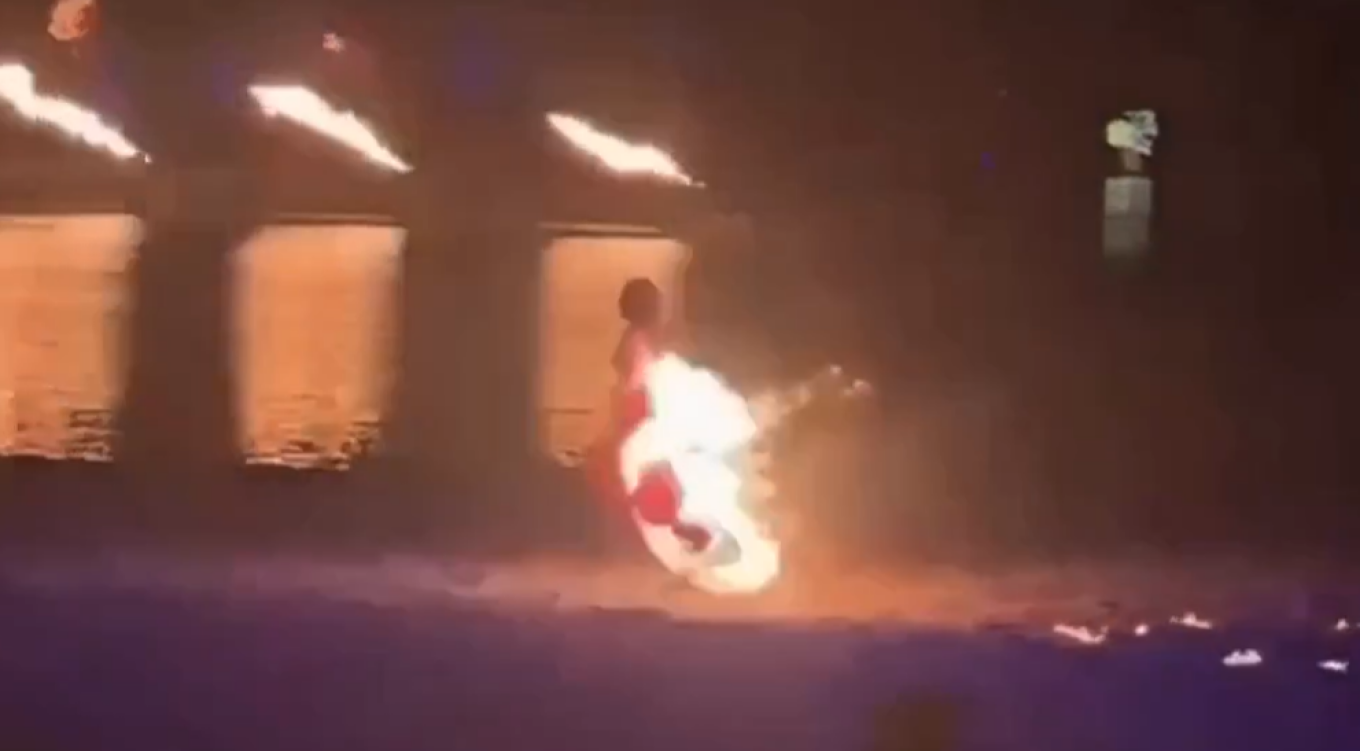Τρομακτικό ατύχημα στην Κίνα: Φόρεμα χορεύτριας έπιασε φωτιά πάνω στη σκηνή (ΒΙΝΤΕΟ)