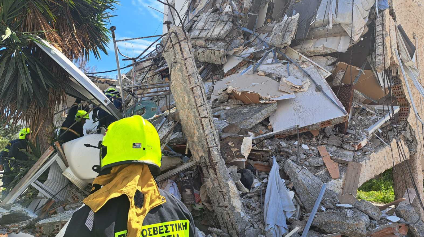 Απεγκλωβίστηκαν δύο πρόσωπα από την πολυκατοικία που κατέρρευσε, έρευνες και για άλλα (ΒΙΝΤΕΟ & ΦΩΤΟ)