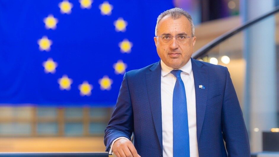 Έ&gamma;&iota;&nu;&epsilon; &tau;&omicron; &delta;&epsilon;ύ&tau;&epsilon;&rho;&omicron; &kappa;&alpha;&theta;&omicron;&rho;&iota;&sigma;&tau;&iota;&kappa;ό &beta;ή&mu;&alpha;: &Eta; &Omicron;&lambda;&omicron;&mu;έ&lambda;&epsilon;&iota;&alpha; &tau;&omicron;&upsilon; &Epsilon;&Kappa; &epsilon;&nu;έ&kappa;&rho;&iota;&nu;&epsilon; &tau;&eta;&nu; &tau;&rho;&omicron;&pi;&omicron;&lambda;&omicron;&gamma;ί&alpha; &gamma;&iota;&alpha; &tau;&omicron;&upsilon;&sigmaf; &Kappa;ύ&pi;&rho;&iota;&omicron;&upsilon;&sigmaf; &epsilon;&kappa;&tau;&omicron;&pi;&iota;&sigma;&theta;έ&nu;&tau;&epsilon;&sigmaf;