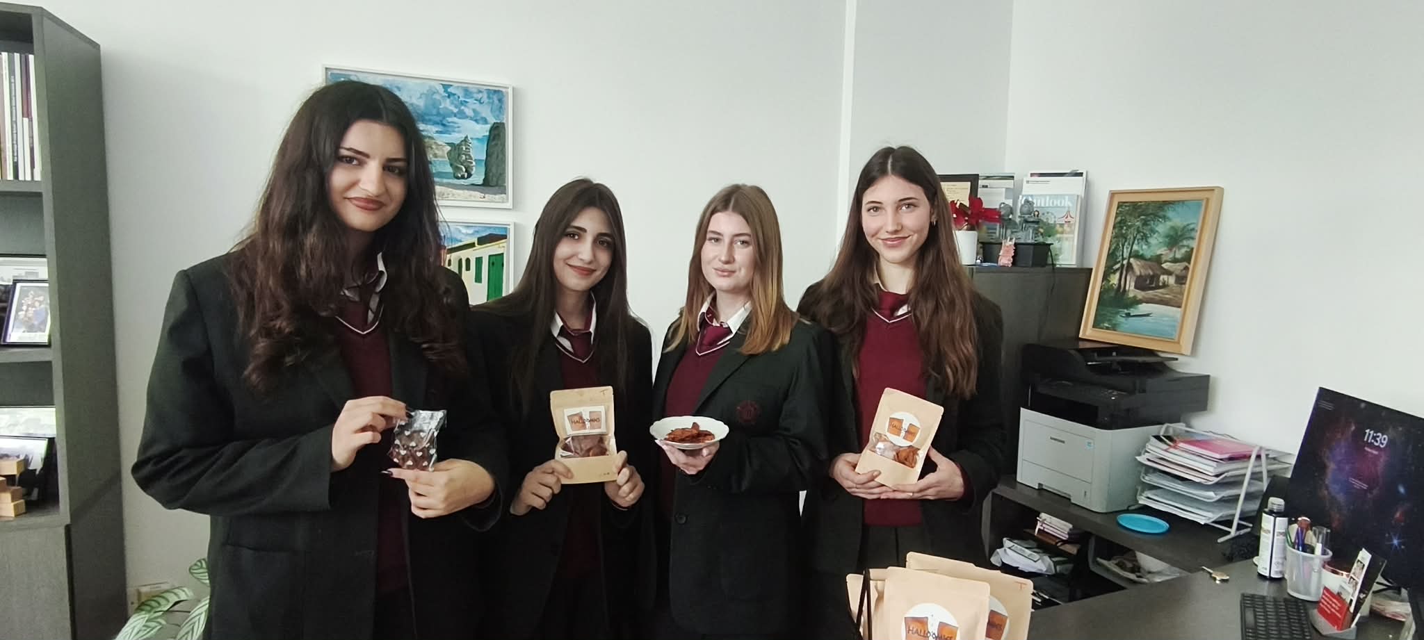 Γνωρίστε τις «HALLOOMIES»: Οι μαθήτριες που φτιάχνουν πατατάκια με γεύση χαλουμιού!