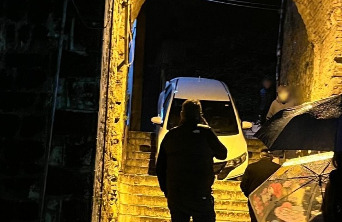 Ιωάννινα: Αυτοκίνητο σφήνωσε στα σκαλιά πύλης του Κάστρου (ΦΩΤΟ)