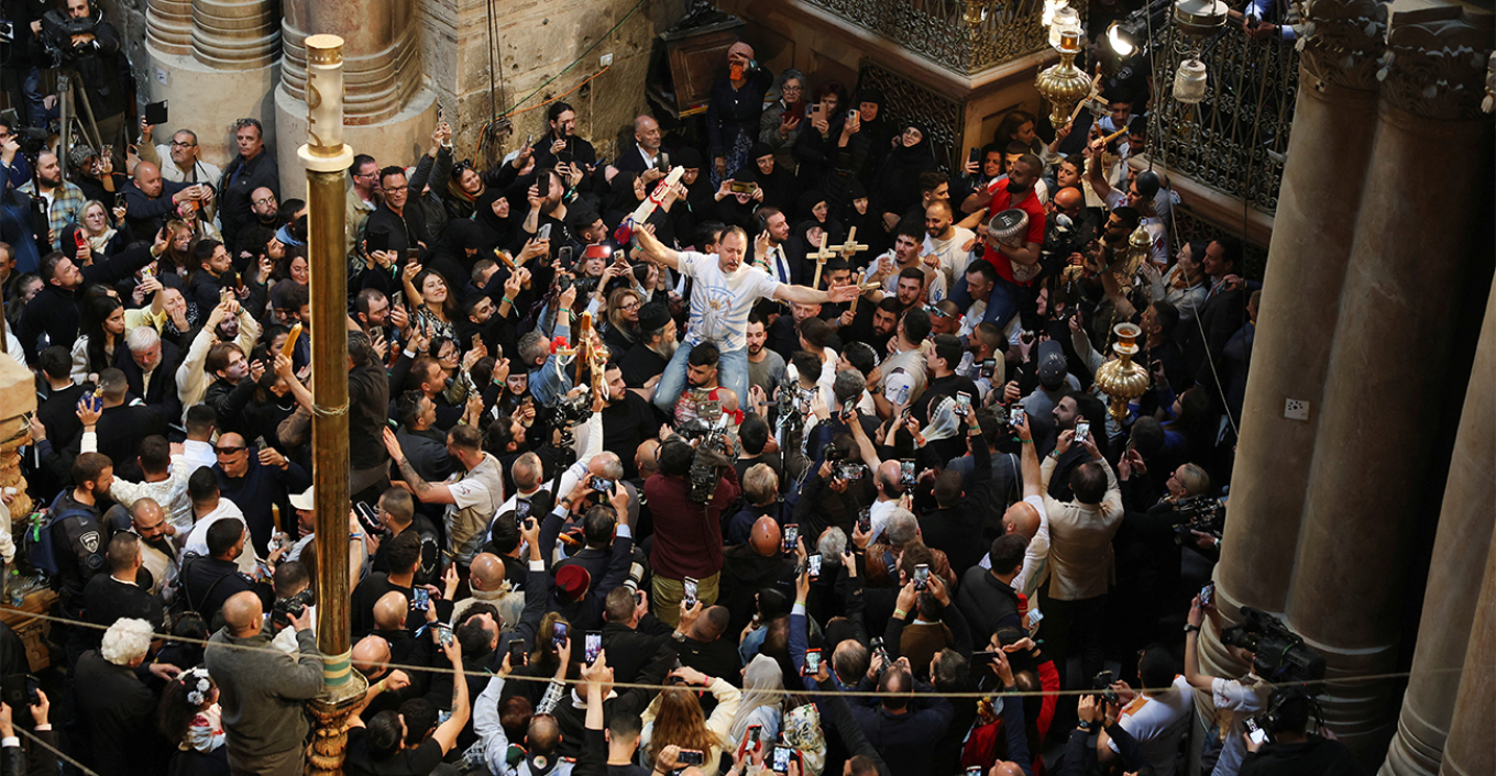 «Δεύτε λάβετε φως»: Πανηγυρικό κλίμα στην τελετή αφής του Αγίου Φωτός (ΒΙΝΤΕΟ)