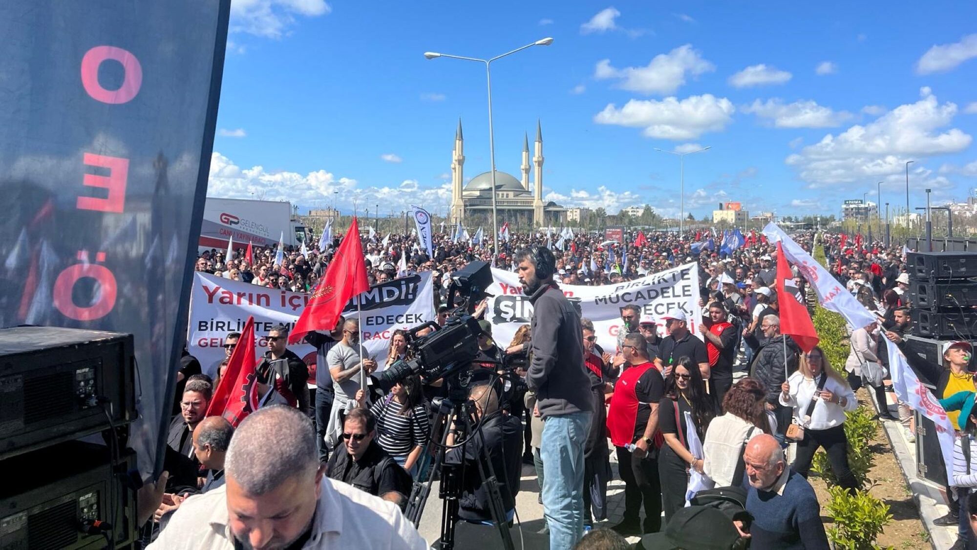 ΒΙΝΤΕΟ: Άγρια επεισόδια έξω από τη ψευδοβουλή, συμπλοκές διαδηλωτών με «αστυνομικούς»