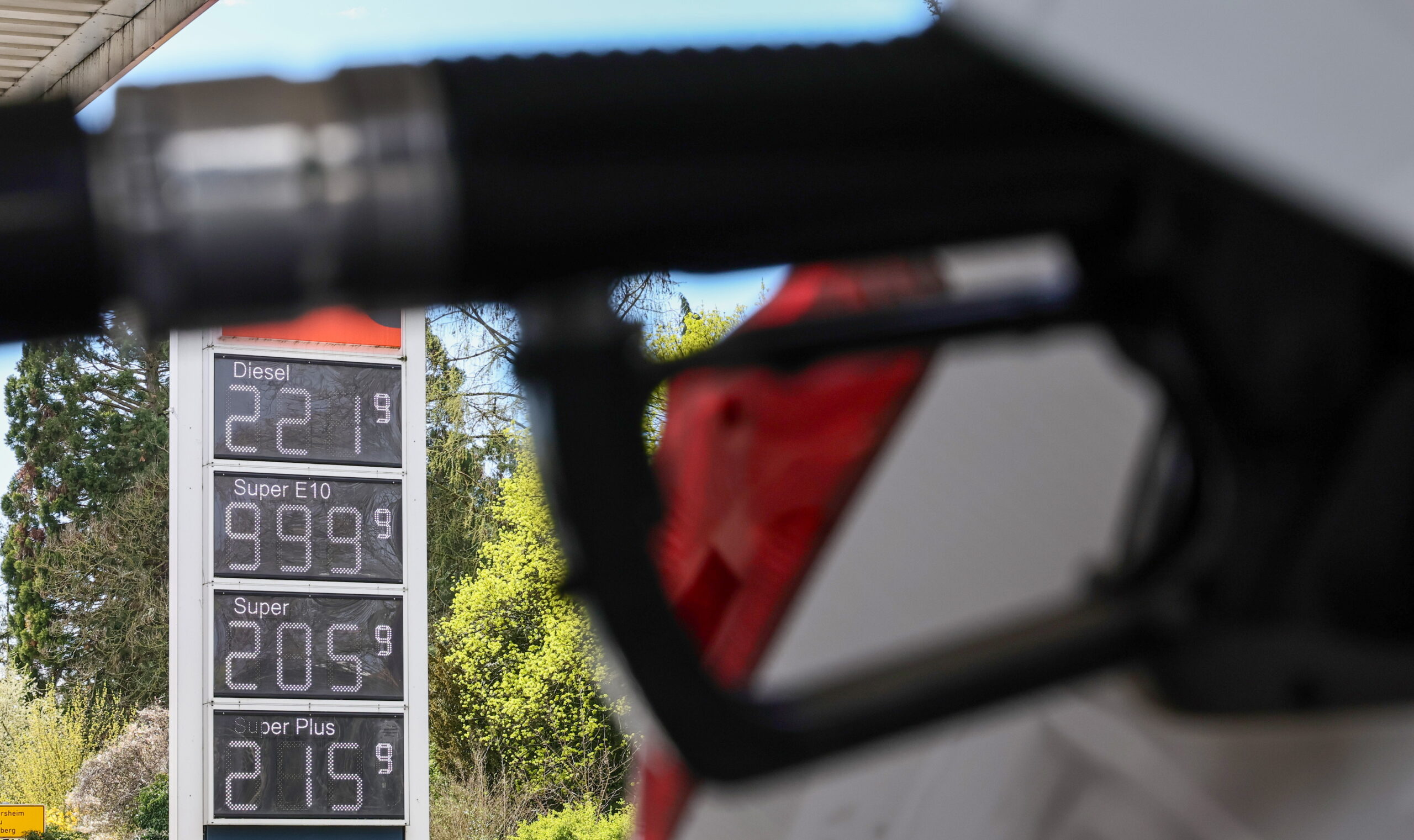 «Ναι» Βουλής στη μείωση φόρου καυσίμων: Από πότε θα πωλούνται φθηνότερα κατά 8,33 σεντς το λίτρο