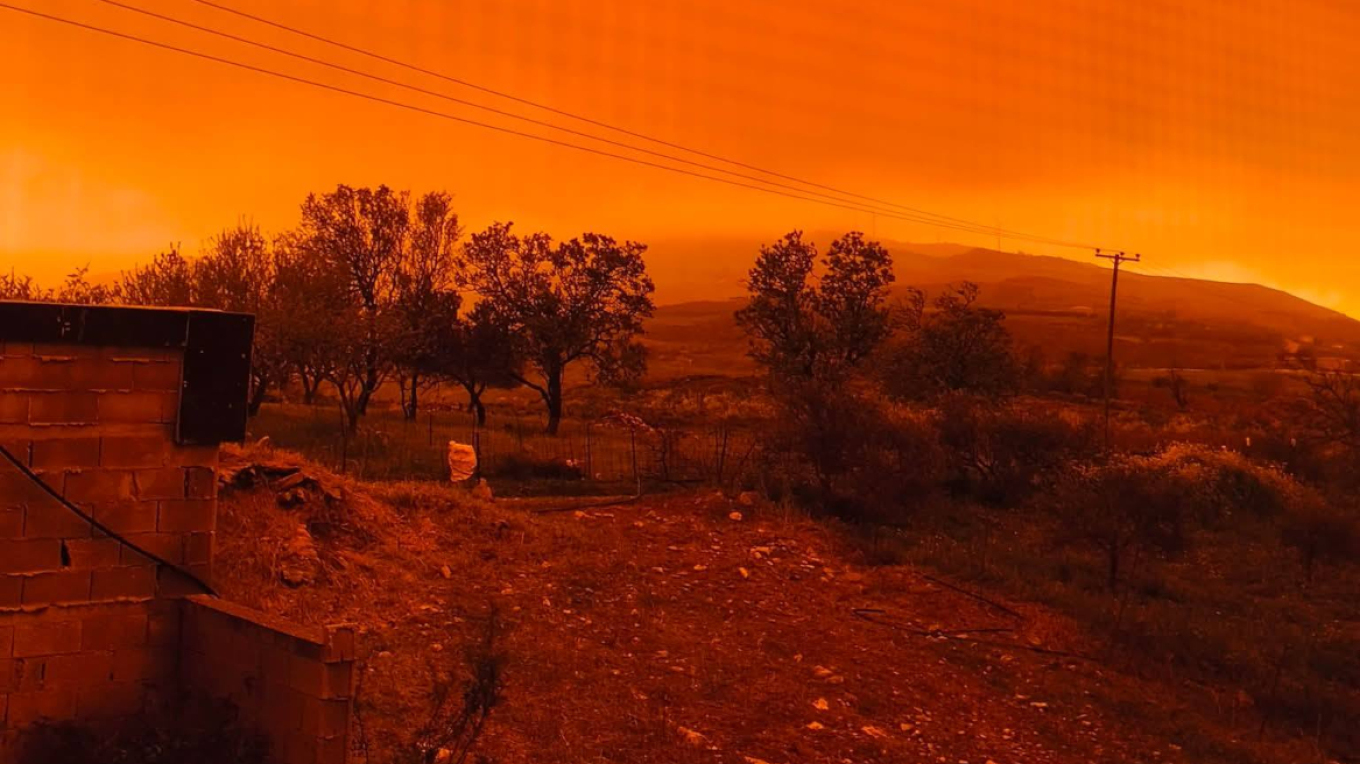 Απόκοσμες εικόνες στην Κρήτη: Κιτρίνισαν από τη σκόνη Ηράκλειο και Ρέθυμνο, ανεμοστρόβιλος αναποδογύρισε νταλίκα