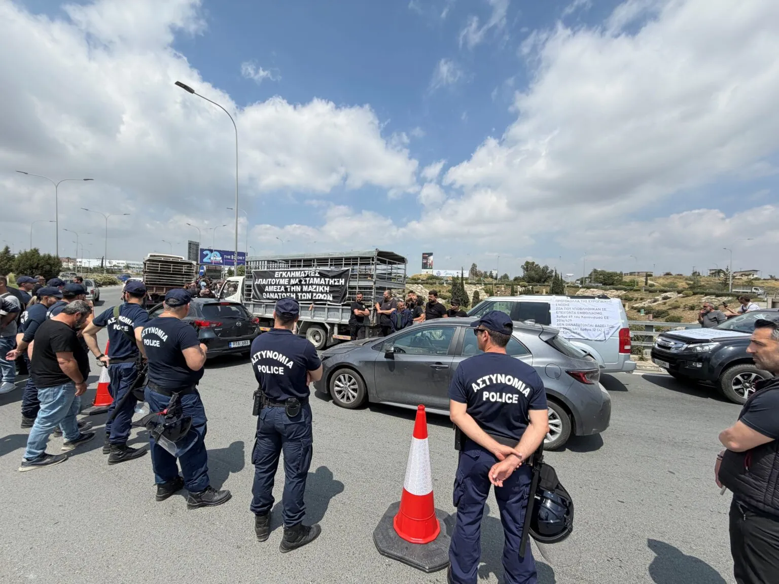 Άνοιξε ο κυκλικός κόμβος Ριζοελιάς μετά το χάος με τη διαμαρτυρία των κτηνοτρόφων, κανονικά η κυκλοφορία