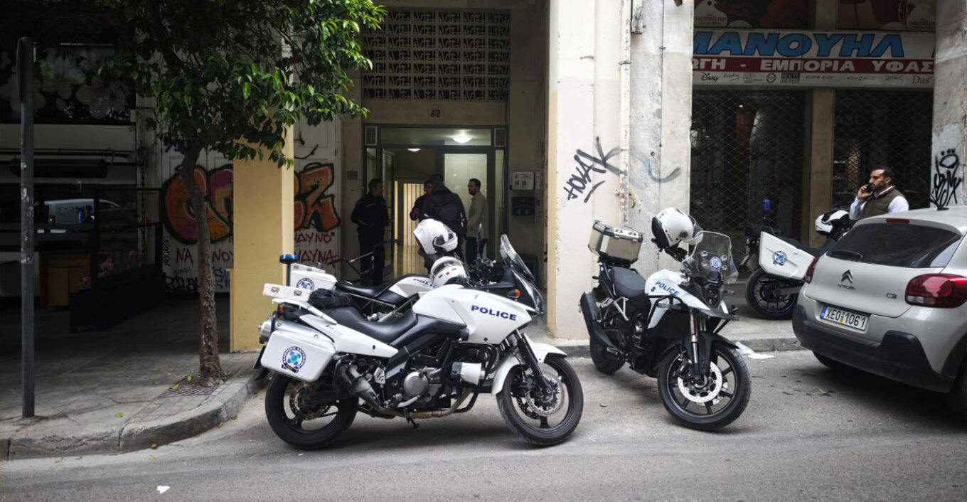 Θρίλερ με νεκρή γυναίκα σε ακάλυπτο πολυκατοικίας στο κέντρο της Αθήνας, προσήχθη ένας ύποπτος