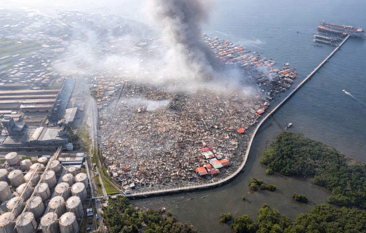 ΒΙΝΤΕΟ: Μεγάλη φωτιά κατέστρεψε χωριό στη Μαλαισία, χιλιάδες κάτοικοι εγκατέλειψαν τα σπίτια τους