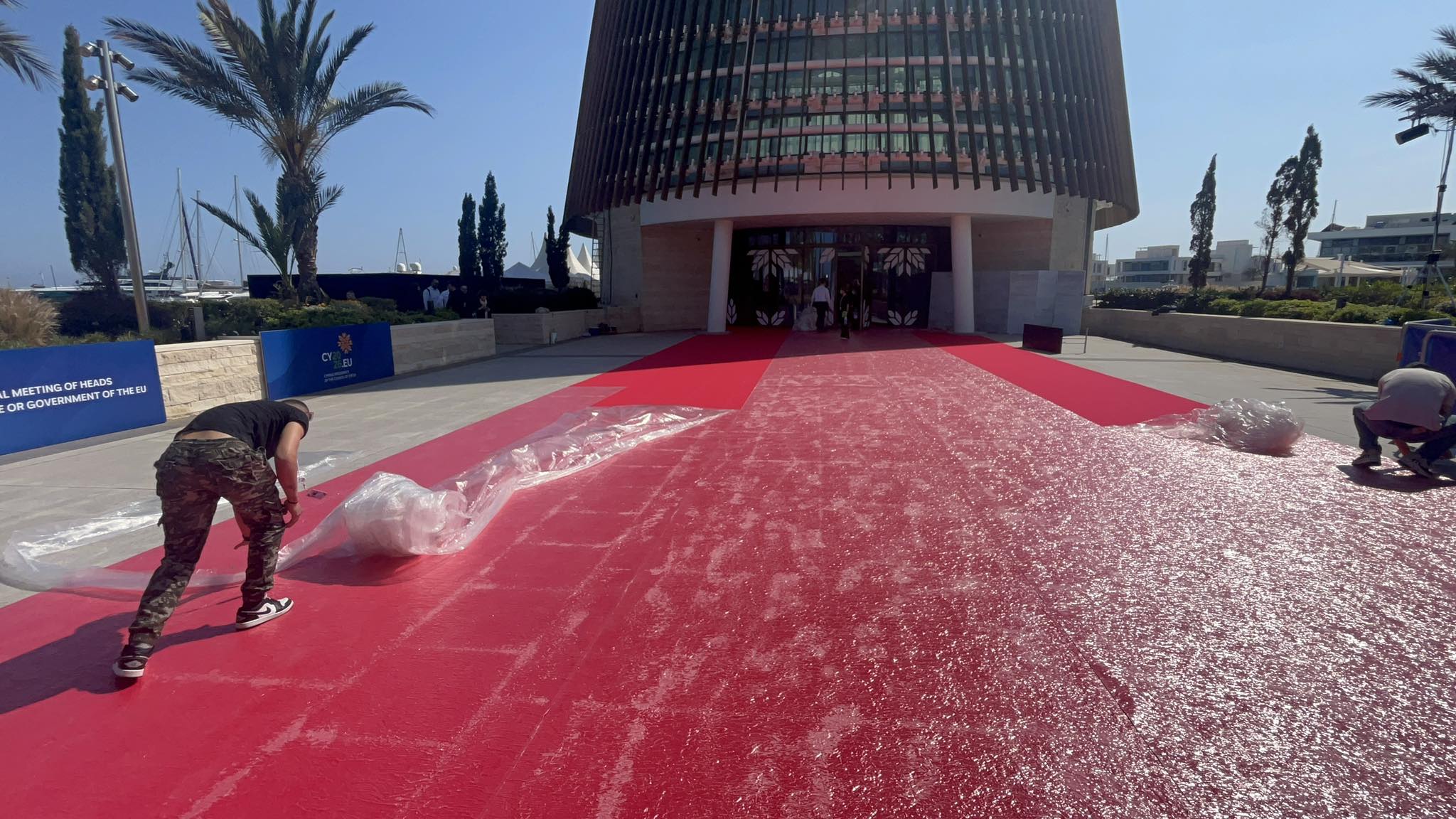 ΒΙΝΤΕΟ: Στρώνουν κόκκινα χαλιά στη Μαρίνα Αγίας Νάπας για την υποδοχή των ευρωπαϊων ηγετών