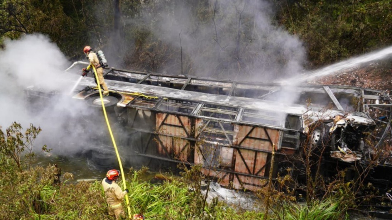 Τουλάχιστον 11 νεκροί από πτώση λεωφορείου σε χαράδρα στον Ισημερινό (ΒΙΝΤΕΟ)