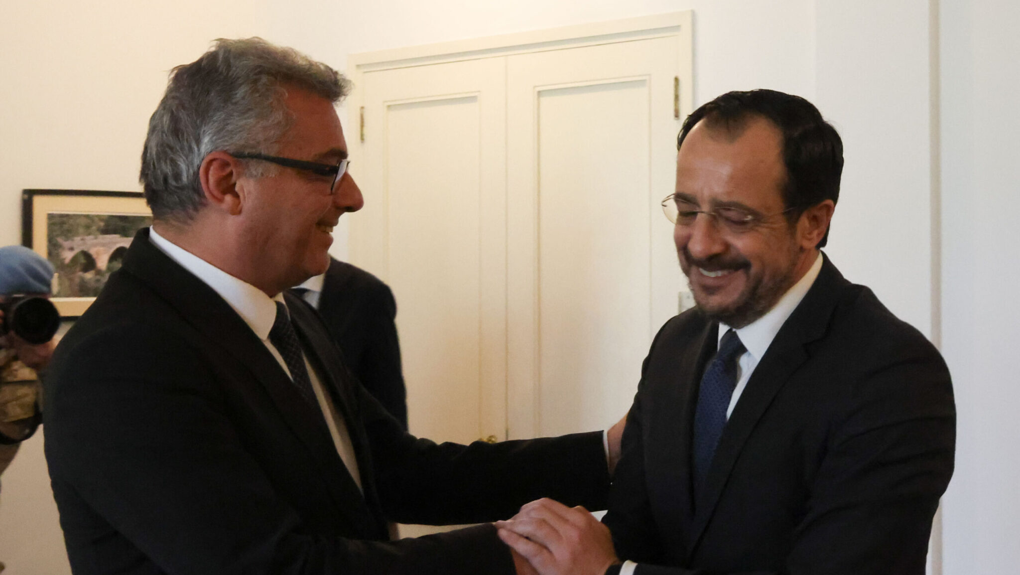 ΦΩΤΟ: Σε εξέλιξη το τετ-α-τετ Χριστοδουλίδη και Έρχιουρμαν στην οικία Ντιάν