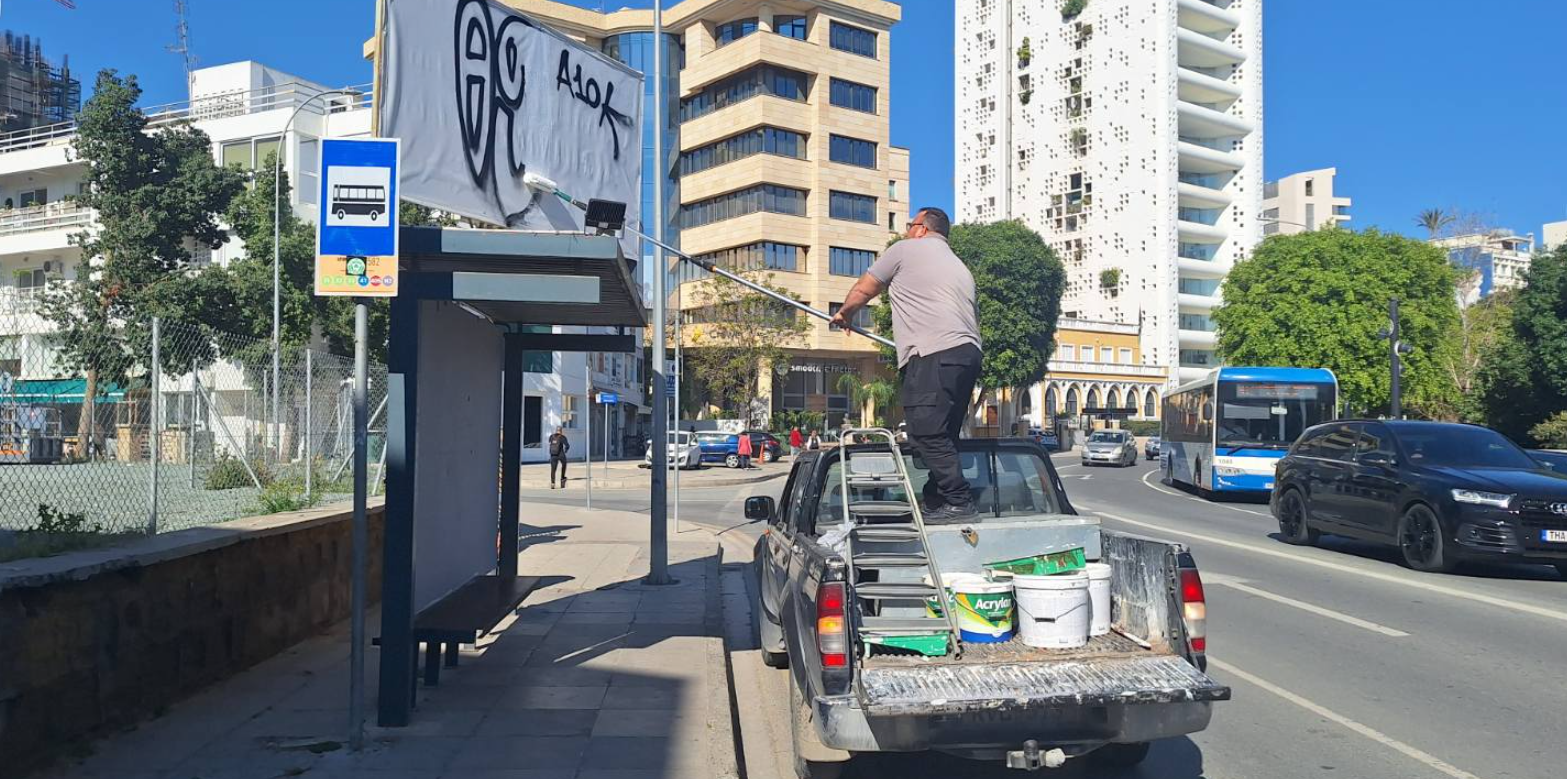 ΦΩΤΟ: Καθάρισαν τα συνθήματα στη Λευκωσία, επί ποδός τα συνεργεία του Δήμου