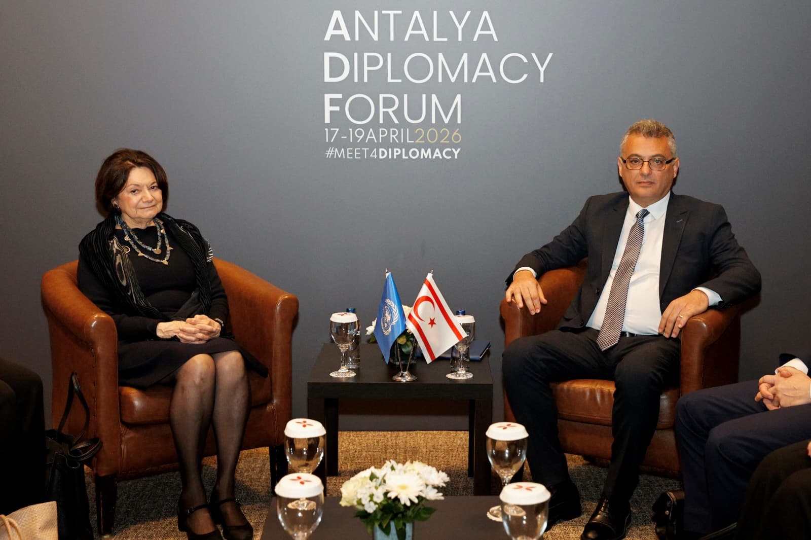 Πυρ ομαδόν κομμάτων κατά Ντι Κάρλο που φωτογραφήθηκε με τη «σημαία» του ψευδοκράτους