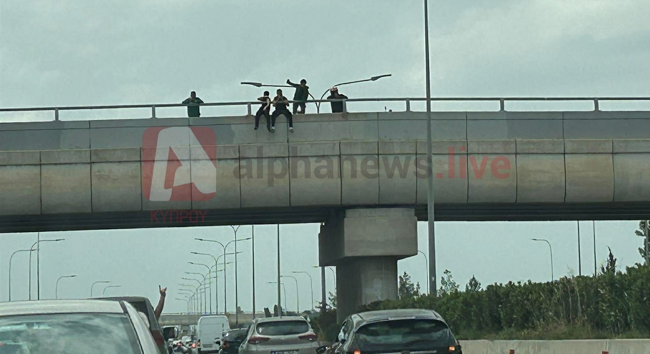 ΦΩΤΟ: Αναστάτωση και ουρές χιλιομέτρων στο highway, οπαδοί ανέβηκαν στην αερογέφυρα κι άναψαν πυρσούς