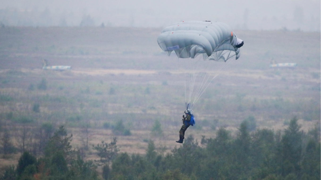 «Να κρυφτείς, να εξασφαλίσεις νερό»: Συμβουλές επιβίωσης από βετεράνο πιλότο μετά την κατάρριψη F-15