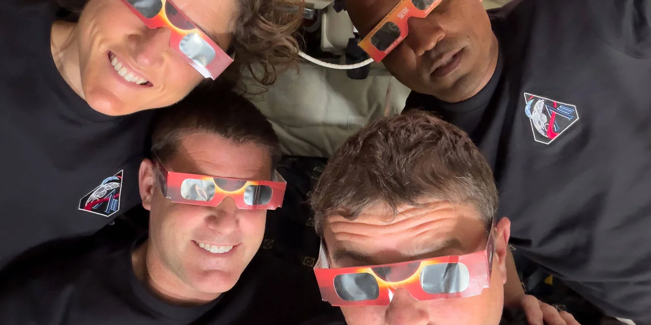 Καυτερές σάλτσες, λιχουδιές και καφές: Τι έφαγαν οι αστροναύτες του Artemis II στο διάστημα