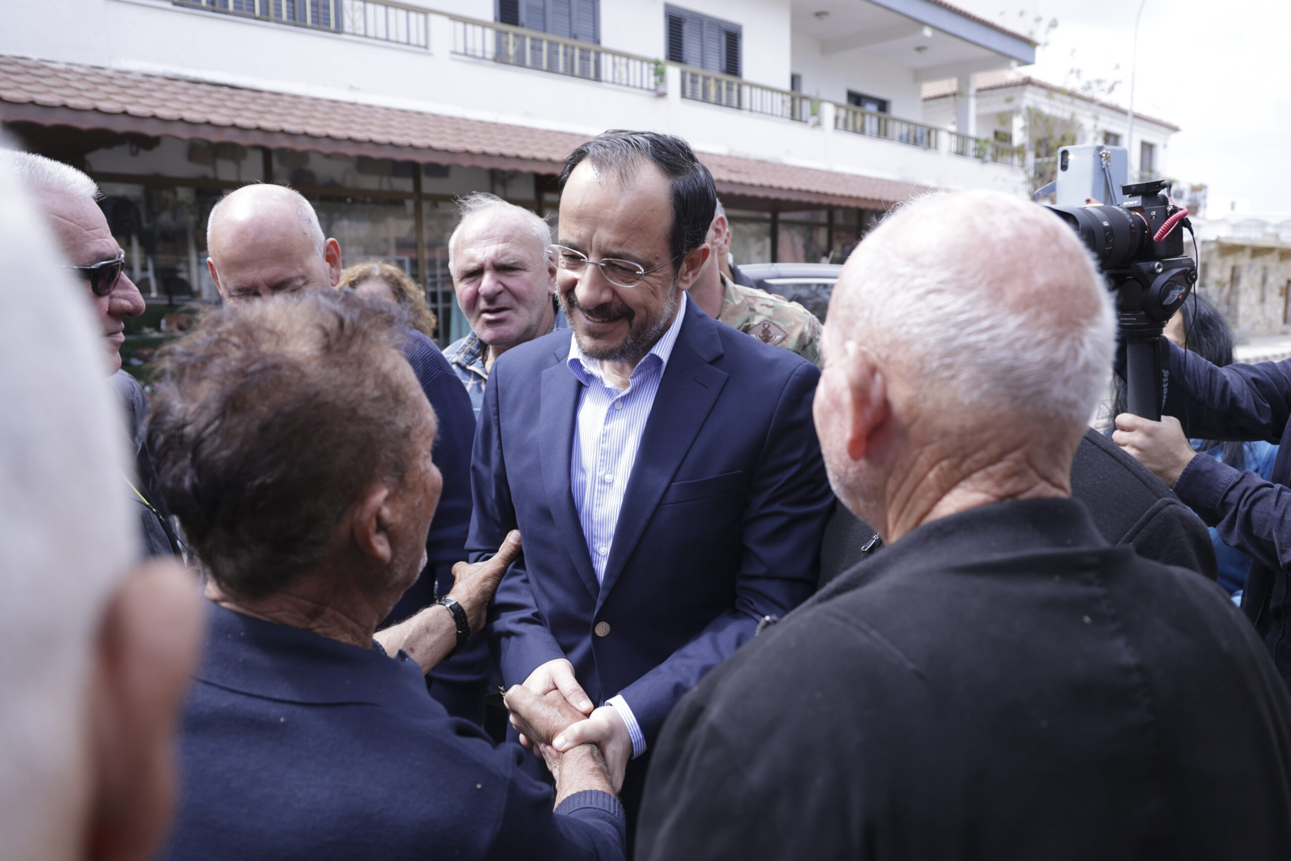 &laquo;&Epsilon;ί&mu;&alpha;&iota; &delta;ί&pi;&lambda;&alpha; &sigma;&alpha;&sigmaf; &gamma;&iota;&alpha; ό,&tau;&iota; &chi;&rho;&epsilon;&iota;&alpha;&sigma;&tau;&epsilon;ί&tau;&epsilon;&raquo;: &Epsilon;&pi;&iota;&sigma;&kappa;έ&phi;&theta;&eta;&kappa;&epsilon; &tau;&eta;&nu; &kappa;&omicron;&iota;&nu;ό&tau;&eta;&tau;&alpha; &Pi;ύ&rho;&gamma;&omicron;&upsilon; &Tau;&eta;&lambda;&lambda;&upsilon;&rho;ί&alpha;&sigmaf;