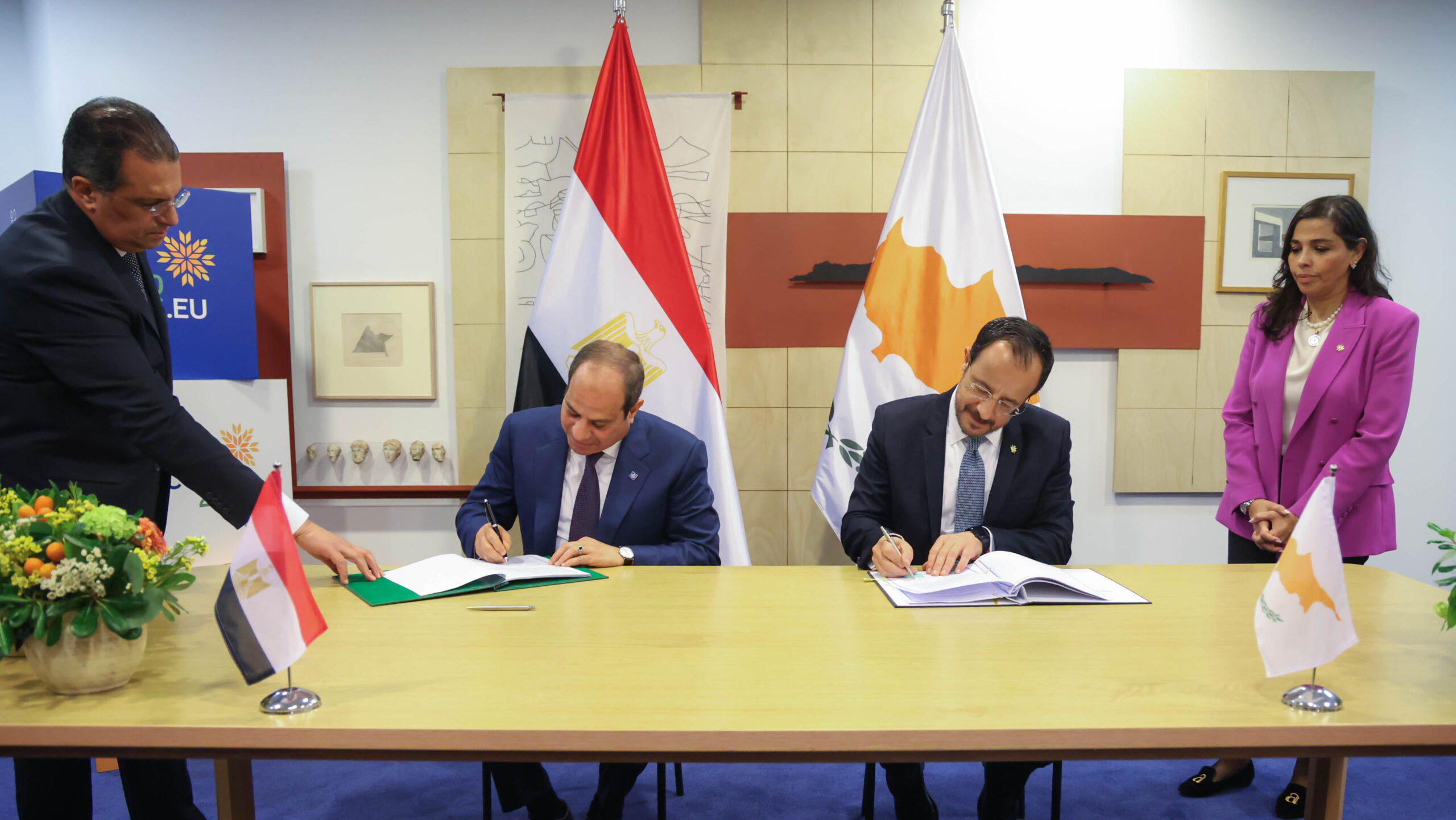 &laquo;&Theta;&alpha; &sigma;&upsilon;&nu;&epsilon;&chi;ί&sigma;&omega; &nu;&alpha; &upsilon;&pi;&omicron;&gamma;&rho;ά&phi;&omega;&raquo;: &Alpha;&upsilon;&sigma;&tau;&eta;&rho;ή &alpha;&pi;ά&nu;&tau;&eta;&sigma;&eta; &Chi;&rho;&iota;&sigma;&tau;&omicron;&delta;&omicron;&upsilon;&lambda;ί&delta;&eta; &sigma;&tau;&alpha; &pi;&alpha;&rho;ά&pi;&omicron;&nu;&alpha; Έ&rho;&chi;&iota;&omicron;&upsilon;&rho;&mu;&alpha;&nu; &gamma;&iota;&alpha; &sigma;&tau;&rho;&alpha;&tau;&iota;&omega;&tau;&iota;&kappa;έ&sigmaf; &sigma;&upsilon;&mu;&phi;&omega;&nu;ί&epsilon;&sigmaf;