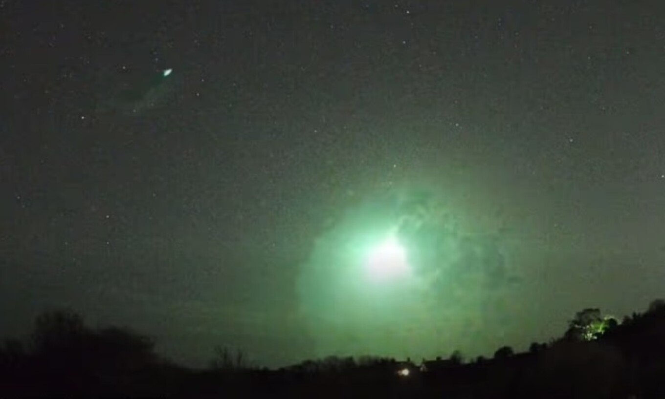 ΒΙΝΤΕΟ: Άγνωστης προέλευσης λάμψη στον ουρανό της Βρετανίας έκανε τη νύχτα μέρα