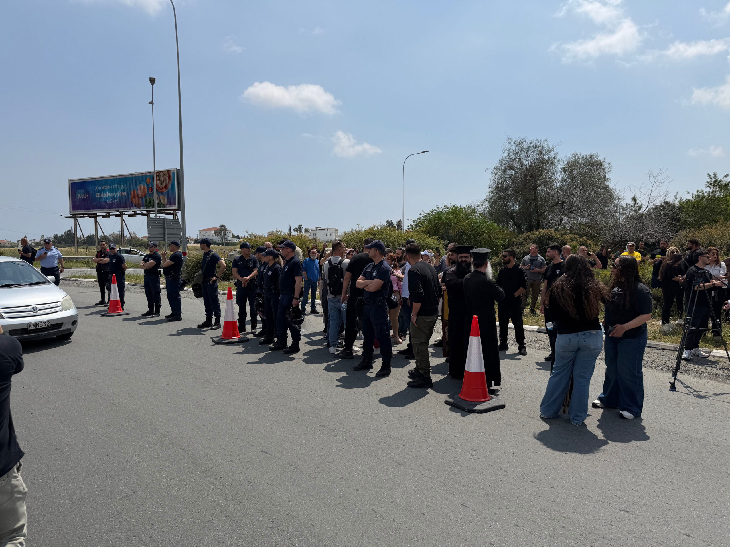 BINTEO: &Xi;&alpha;&nu;ά &alpha;&pi;&omicron;&kappa;&lambda;&epsilon;&iota;&sigma;&mu;έ&nu;&eta; &alpha;&pi;ό &tau;&omicron;&upsilon;&sigmaf; &kappa;&tau;&eta;&nu;&omicron;&tau;&rho;ό&phi;&omicron;&upsilon;&sigmaf; &eta; &laquo;&Rho;&iota;&zeta;&omicron;&epsilon;&lambda;&iota;ά&raquo;, &delta;&epsilon;&nu; &iota;&kappa;&alpha;&nu;&omicron;&pi;&omicron;&iota;ή&theta;&eta;&kappa;&alpha;&nu; &alpha;&pi;ό &tau;&eta;&nu; &Pi;&alpha;&nu;&alpha;&gamma;&iota;ώ&tau;&omicron;&upsilon;