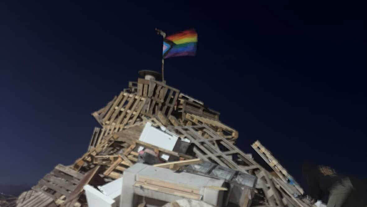 Δεν εντόπισαν οι Αρχές τα πρόσωπα που έβαλαν τις σημαίες των ΛΟΑΤΚΙ σε λαμπρατζιές