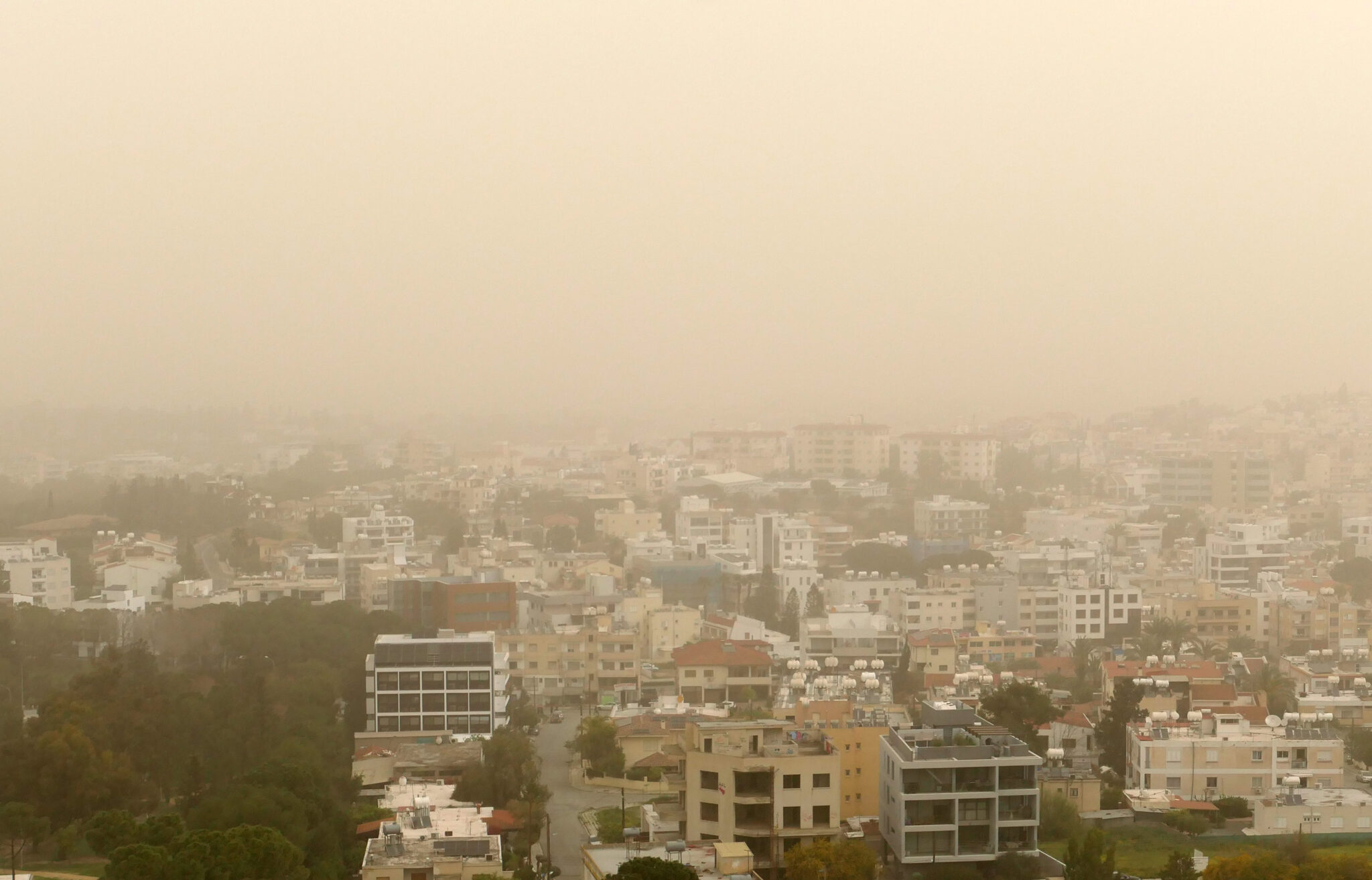 «Κοκτέιλ» σκόνης, βροχών και καταιγίδων, πότε «καθαρίζει» η ατμόσφαιρα