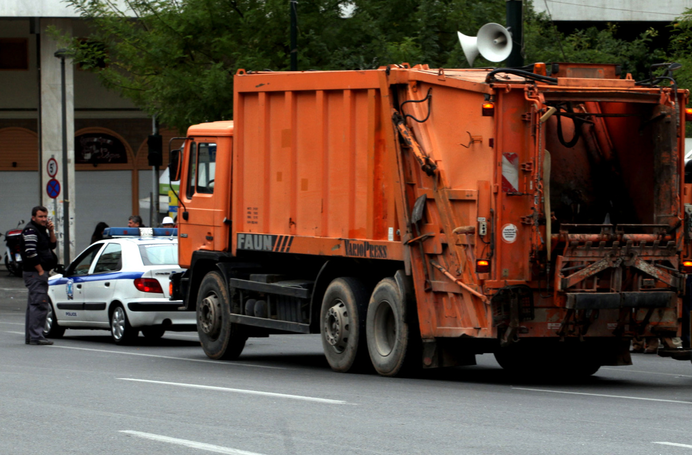 Παρολίγον τραγωδία στη Θεσσαλονίκη: Άστεγος που κοιμόταν σε κάδο σκουπιδιών κατέληξε στην πρέσα
