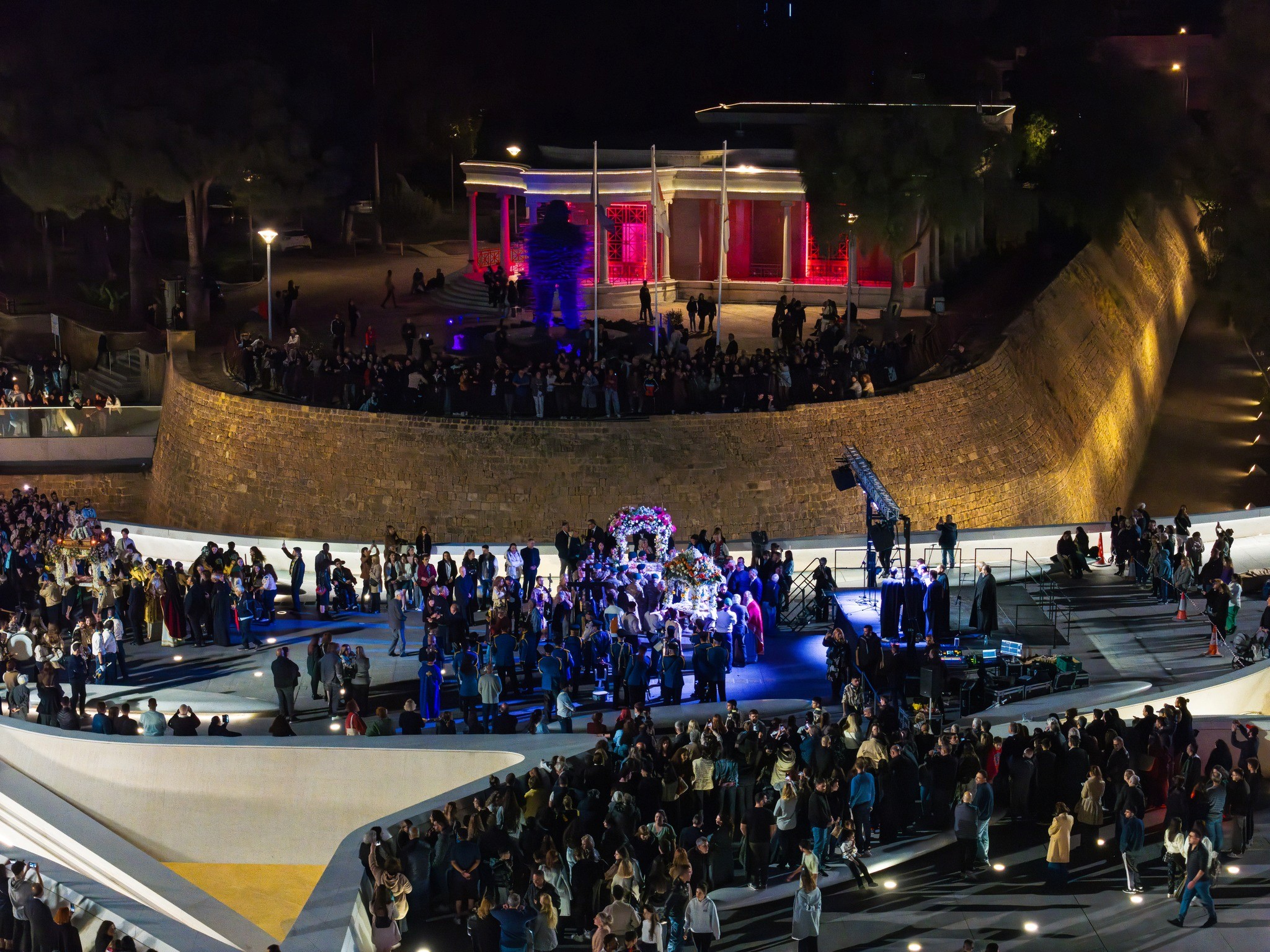 Σμίγουν και φέτος οι Επιτάφιοι στη γέφυρα της Πλατείας Ελευθερίας