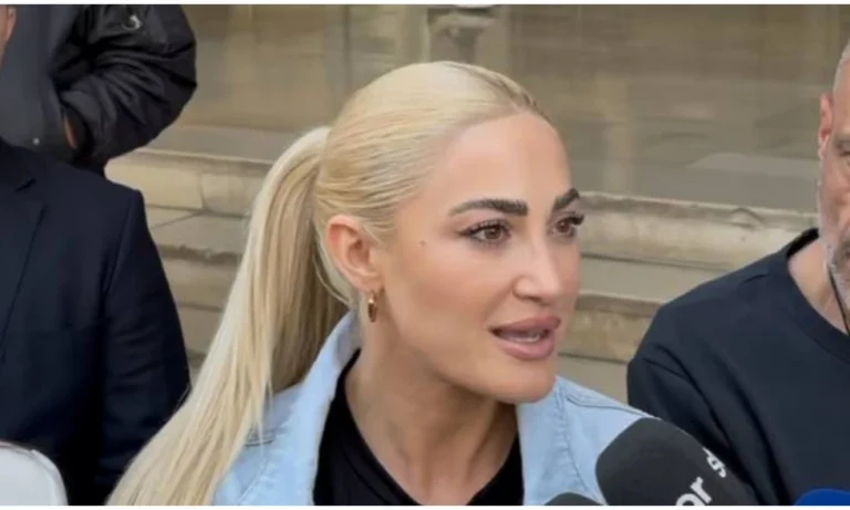 Δίκη Τούνη: Ένταση μέσα στην αίθουσα – Η μητέρα κατηγορούμενου επιτέθηκε στον Δημητρακόπουλο