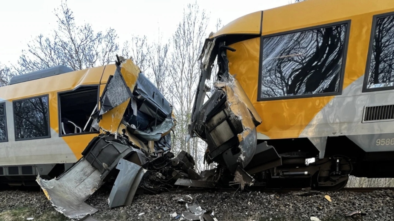 Τρομακτική μετωπική σύγκρουση τρένων στη Δανία, αναφορά για τραυματίες