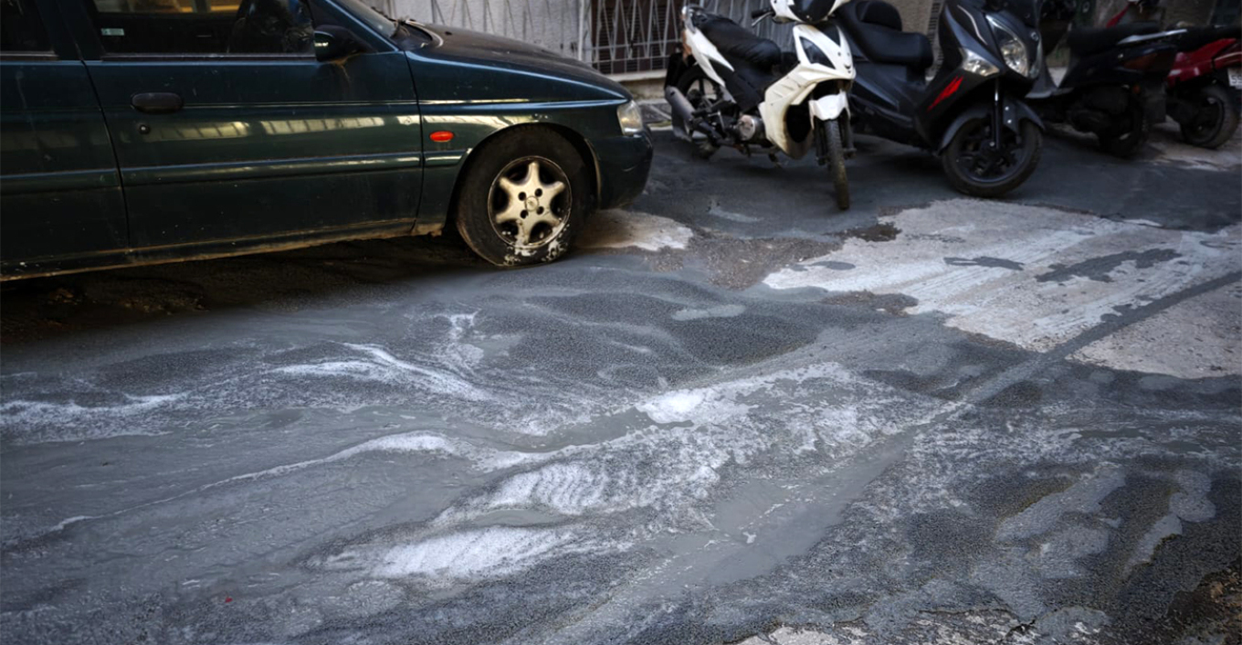 Κυψέλη: Παράξενη διαρροή υγρού που θυμίζει τσιμέντο από αυλή εγκαταλειμμένου σπιτιού