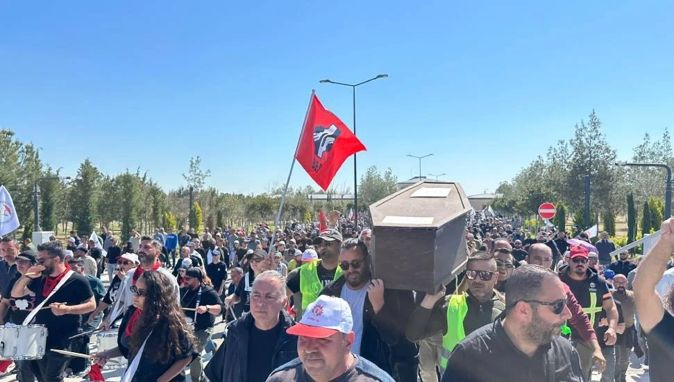 &Tau;&rho;ί&tau;&eta; &eta;&mu;έ&rho;&alpha; &delta;&iota;&alpha;&delta;&eta;&lambda;ώ&sigma;&epsilon;&omega;&nu; &sigma;&tau;&alpha; &kappa;&alpha;&tau;&epsilon;&chi;ό&mu;&epsilon;&nu;&alpha;: &Xi;&alpha;&nu;ά έ&xi;&omega; &alpha;&pi;ό &tau;&eta; &laquo;&beta;&omicron;&upsilon;&lambda;ή&raquo; &omicron;&iota; &alpha;&pi;&epsilon;&rho;&gamma;&omicron;ί