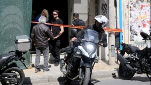 Στον Ερυθρό οι 5 τραυματίες από επιθέσεις 89χρονου σε ΕΦΚΑ