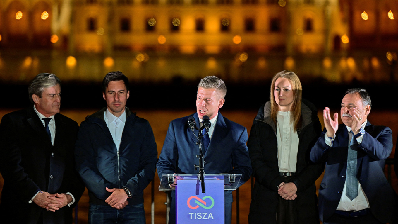 Ο Πέτερ Μάγιαρ κηρύσσει ιστορική νίκη στις εκλογές της Ουγγαρίας