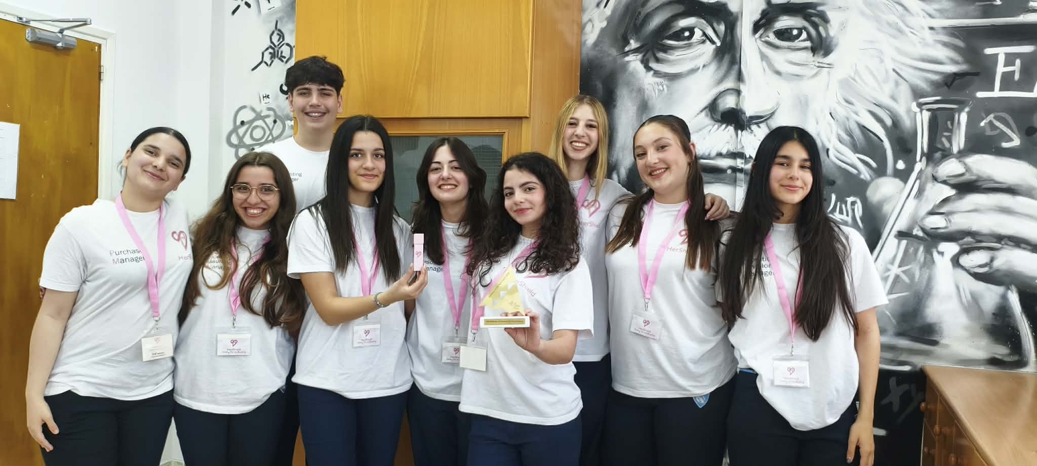 Το lipgloss που σώζει ζωές: Πώς μαθητές έφτιαξαν ασπίδα για νεαρές γυναίκες