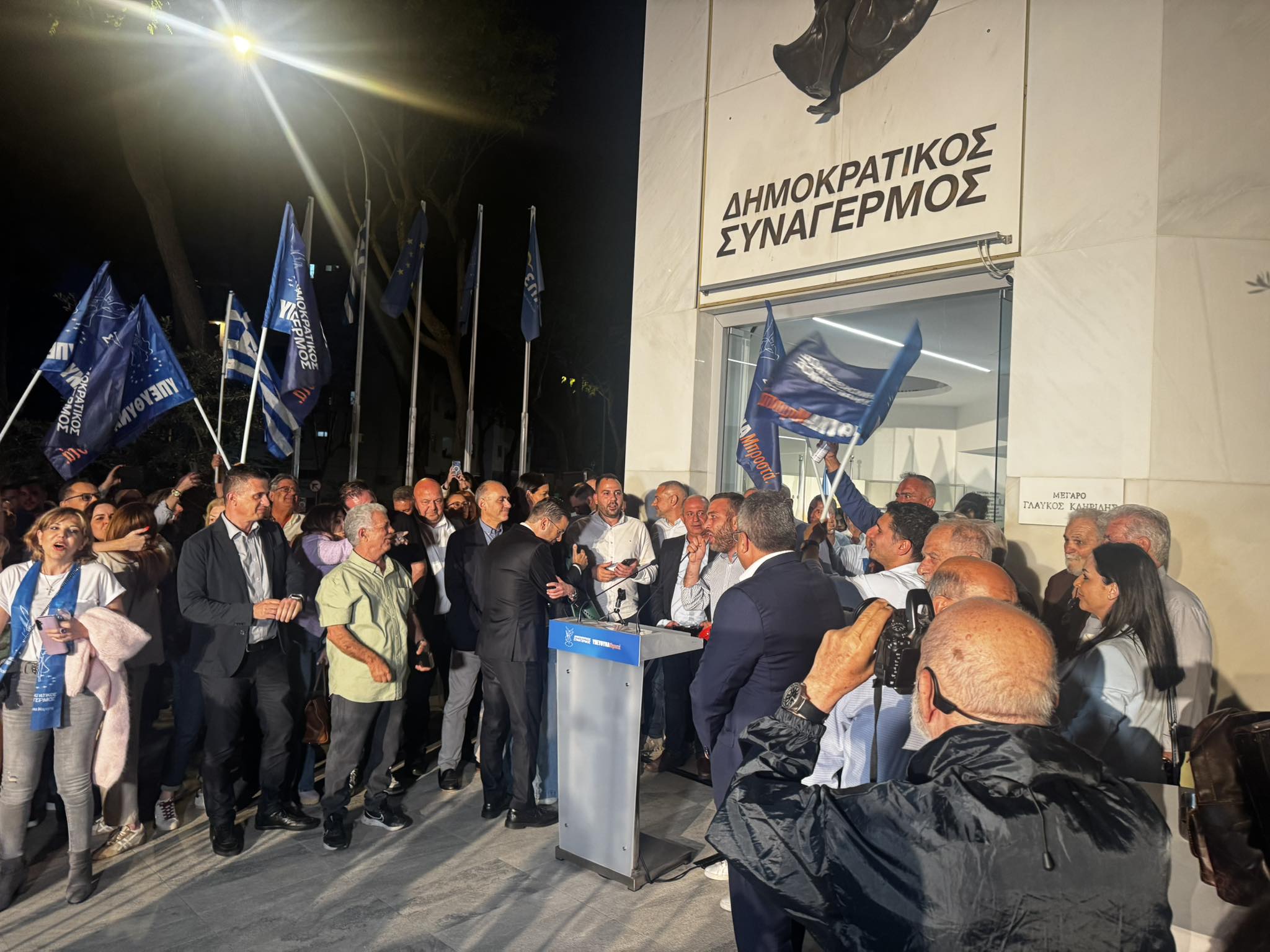 ΦΩΤΟ: Ετοιμάζεται για νικητήρια δήλωση η Αννίτα Δημητρίου, στο πλευρό της στελέχη του ΔΗΣΥ