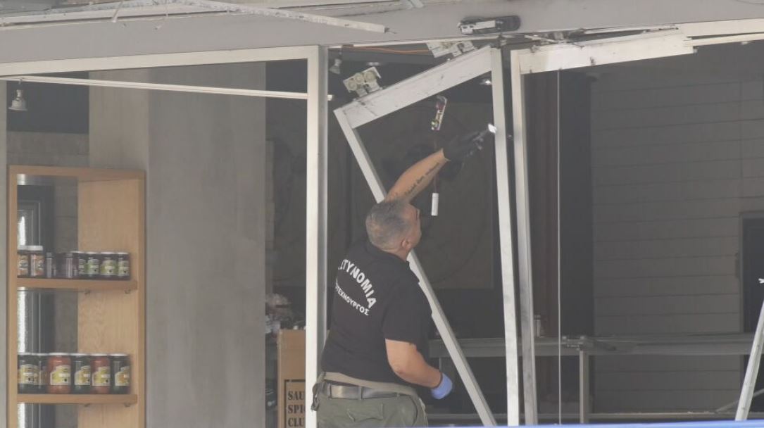 ΦΩΤΟ: Γυαλιά καρφιά το κρεοπωλείο που έγινε στόχος βομβιστών στην Πάφο