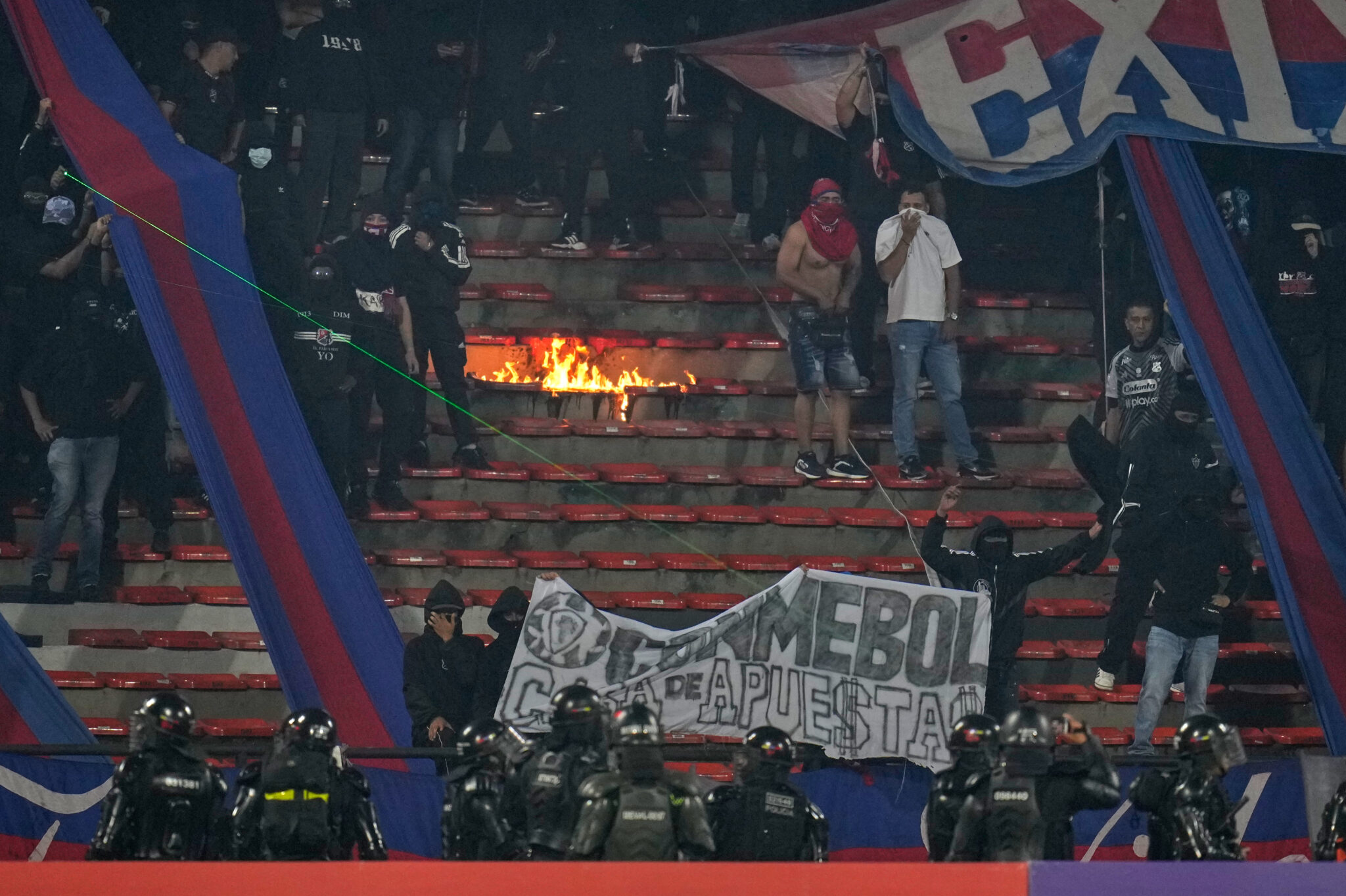 Copa Libertadores: Χαμός σε ματς στην Κολομβία, ντου των οπαδών και διακοπή – Οι χειρονομίες του προέδρου (ΒΙΝΤΕΟ)