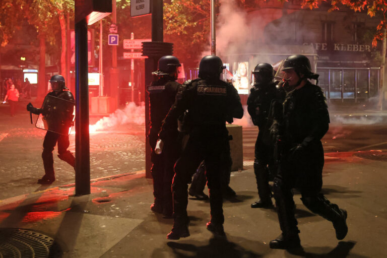 Ο απολογισμός της νύχτας ταραχών στο Παρίσι – Ένας αστυνομικός τραυματίστηκε σοβαρά