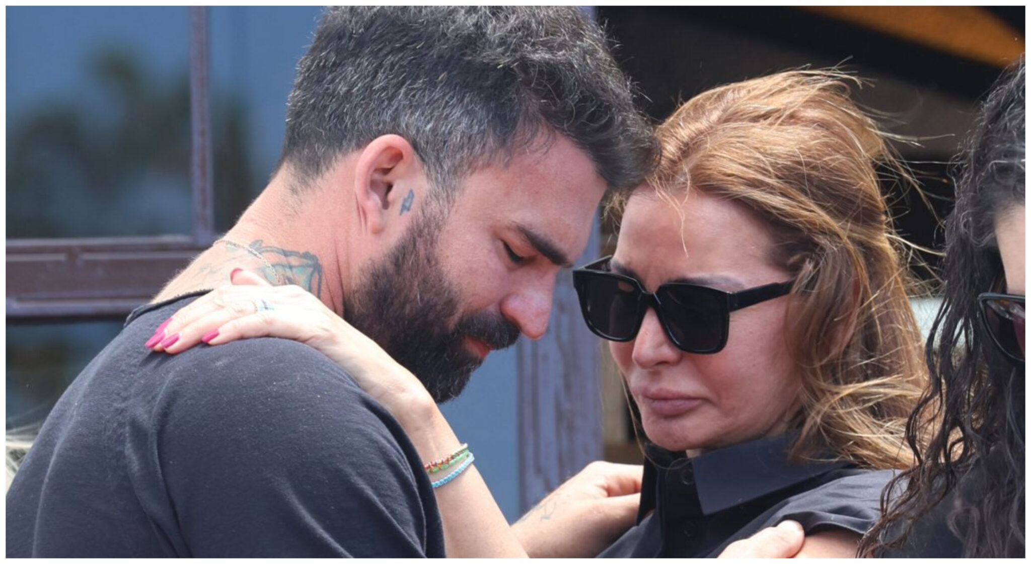Κηδεία Μαστροκώστα: «Λύγισε» η Μαρία Καλάβρια στην αγκαλιά του Αλεξάνδρου (ΦΩΤΟ)