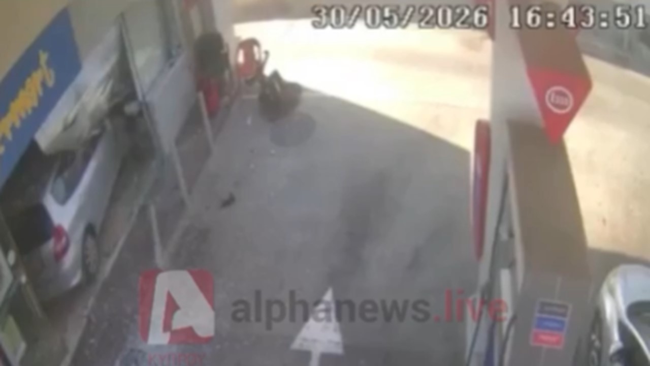Η στιγμή που οδηγός «εισβάλει» με το αυτοκίνητο σε βενζινάδικο στα Πολεμιδια (ΒΙΝΤΕΟ)