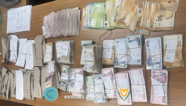 ΦΩΤΟ: Τους τσάκωσαν στο οδόφραγμα Αγίου Δομετίου με μετρητά αξίας άνω των €208.000
