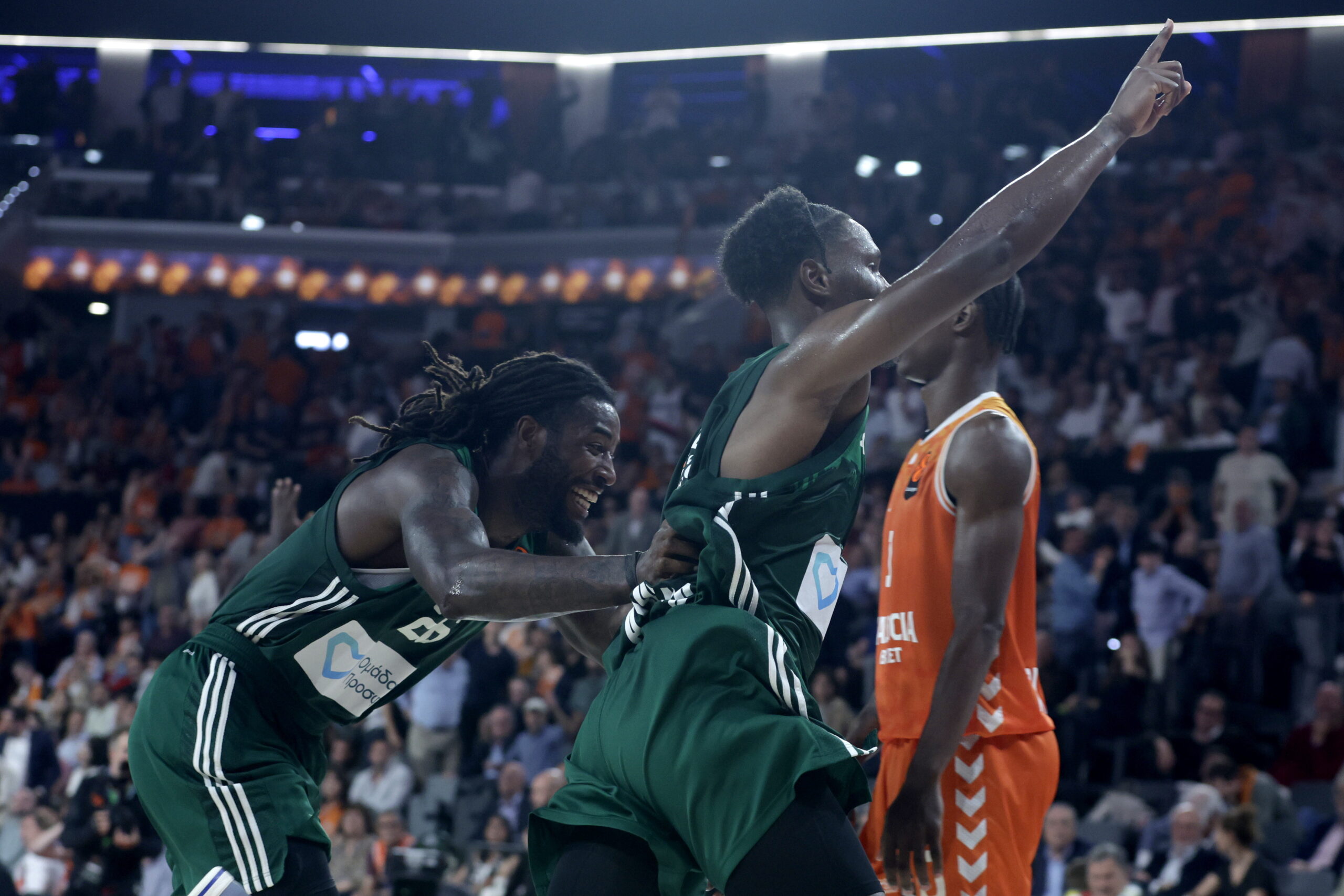 Τέζαρε την Βαλένθια με αδιανόητο buzzer-beater του Χέις Ντέιβις και είναι μια ανάσα από το Final4 ο Παναθηναϊκός (ΒΙΝΤΕΟ)